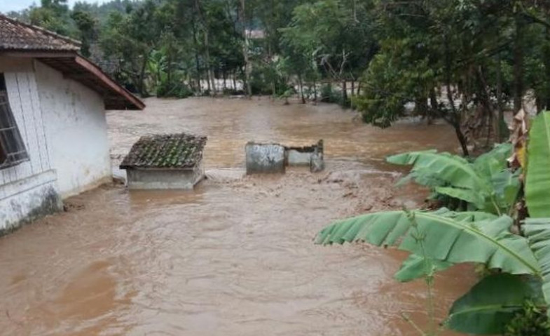 102 Rumah Warga di Bandung Rusak akibat Banjir Bandang dan Angin Kencang