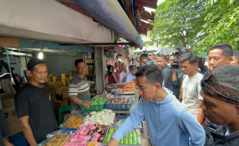 Blusukan ke Pasar Wae Kesambi, Gibran Borong Sembako dan Bagi Buku di NTT