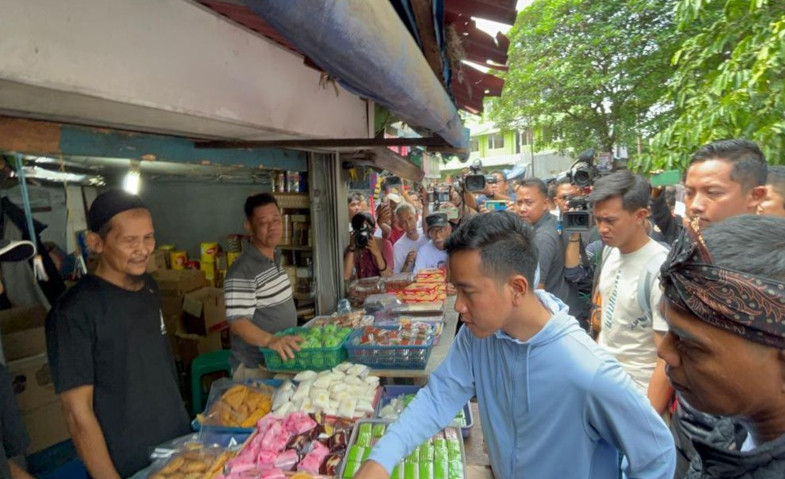 Blusukan ke Pasar, Gibran Sapa Warga Balikpapan yang Belanja