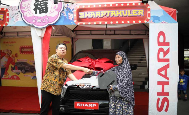 Sharp Indonesia Serahkan Hadiah 2 Unit Mobil Kepada Pemenang Program Undian Sharp Spektakuler