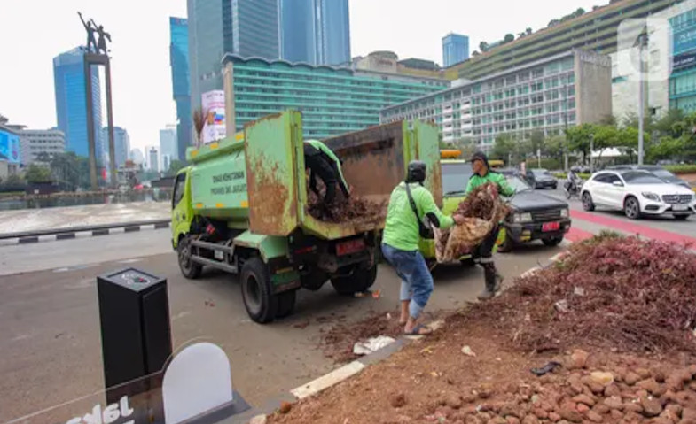 Tanaman Rusak Usai Perayaan Tahun Baru di Bundaran HI