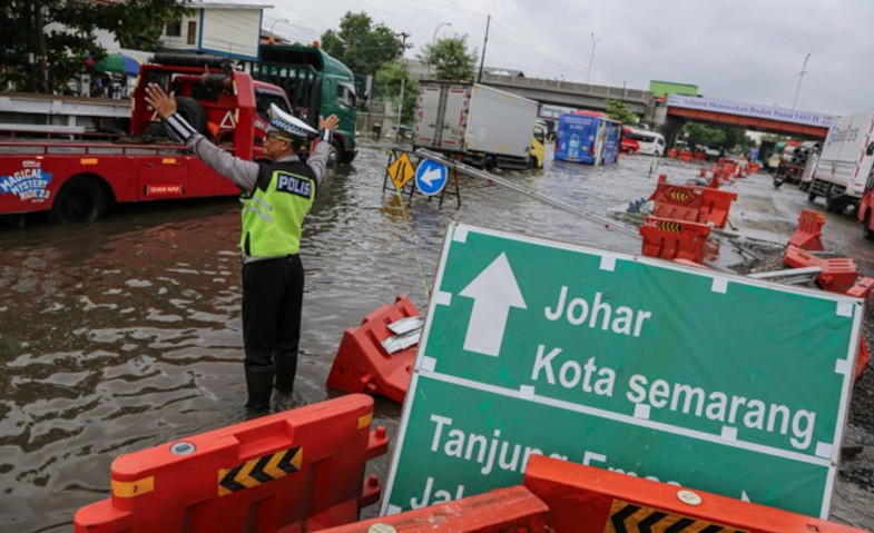 Imbas Banjir Semarang, Jalan Arteri Yos Sudarso Arah Demak Macet 5 Km