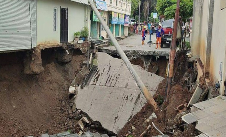 Diguyur Hujan, Ruas Jalan di Cisimeut Lebak Amblas