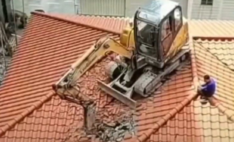 Giliran Excavator Nyangkut di Genteng Rumah Warga