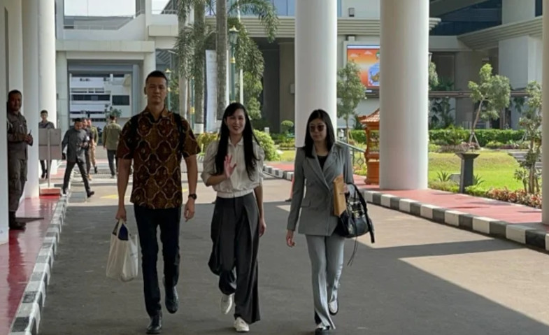 Sandra Dewi Minta Doa Sebelum Jalani Pemeriksaan
