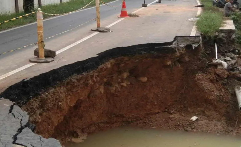 Akses Lalin ke ‘Negeri di Atas Awan’ Citorek Lebak Ditutup karena Amblas