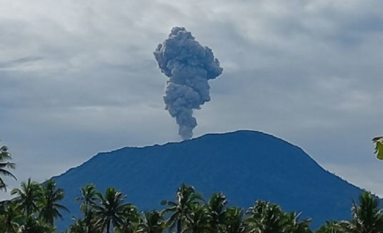 Gunung Ibu 4 Kali Erupsi Beruntun hingga Lontarkan Lava Pijar 800 Meter