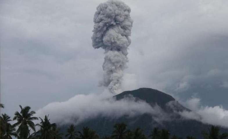 Erupsi Beruntun Gunung Ibu, Warga Diminta Menjauh 4 Kilometer