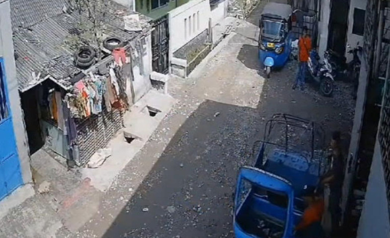 Komplotan Maling Bongkar Bajaj di Tempat Penadah