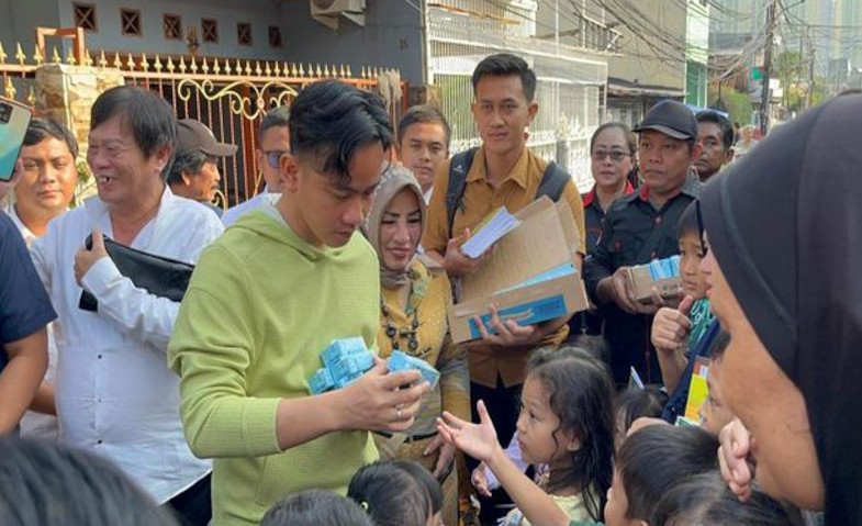 Sambangi Pasar Manggis, Gibran Dikerubuti Emak-emak