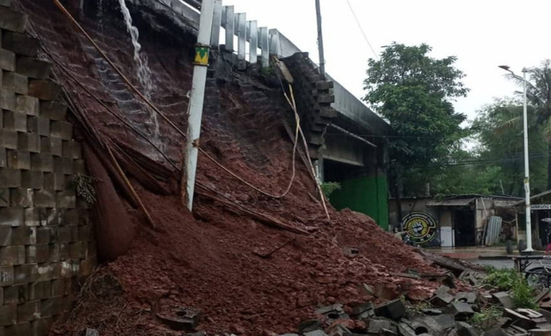 Imbas Hujan Deras, Tanggul Tol JORR di Bintaro Jaksel Longsor