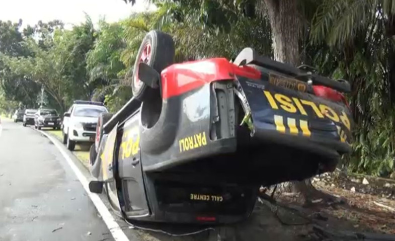 Usai Tabrak Pohon dan Tiang Lampu Mobil Dinas Polda Kalteng Terbalik di Adonis Samad
