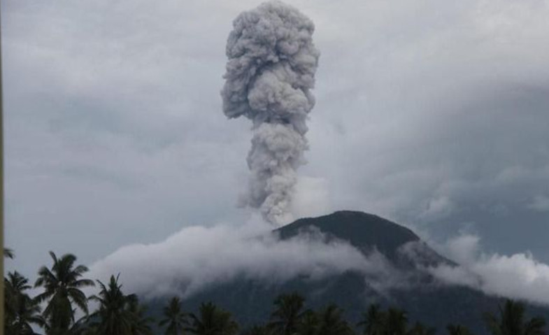 Gunung Ibu Pagi Ini Erupsi Luncurkan Abu Vulkanik 800 Meter