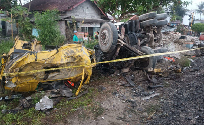 Terobos Palang Pintu Kereta Api, Truk Molen Tertabrak KA di Bantul