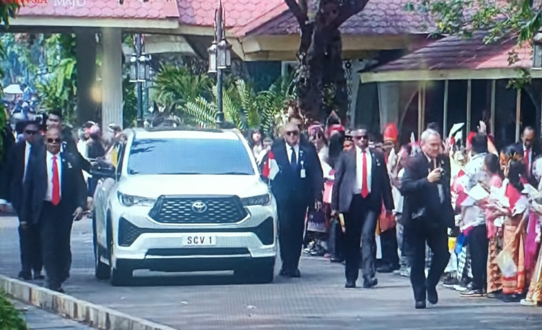 Tiba di Istana Merdeka, Paus Fransiskus Disambut Anak-anak Berpakaian Adat