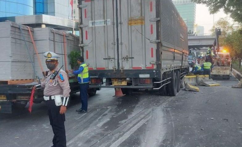 Pembatas Busway di Tomang Ditabrak Truk, Lalin Arah Slipi Macet