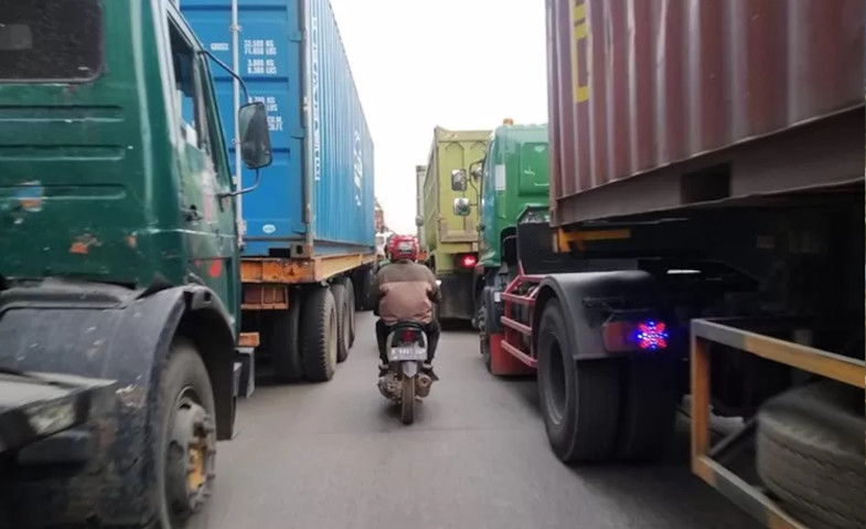 Sopir Truk Kontainer Nekat Lawan Arah di Tanjung Priok