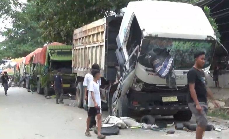 Puluhan Truk Dirusak Warga Gegara Kaki Bocah 9 Tahun Terlindas hingga Remuk