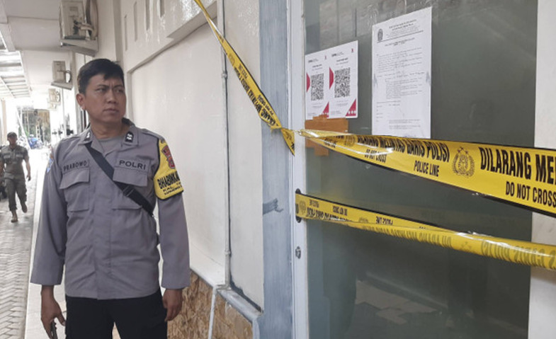 Polisi Segel 38 Toko Miras di DIY