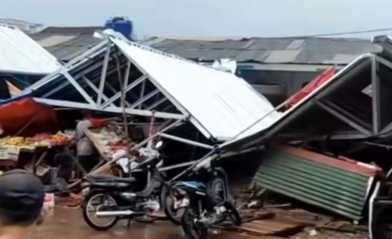Sejumlah Lapak di Pasar Ciputat Ambruk akibat Diterjang Hujan Angin