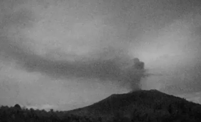 Kembali Meletus, Gunung Ibu Luncurkan Abu Vulkanik 1.000 Meter