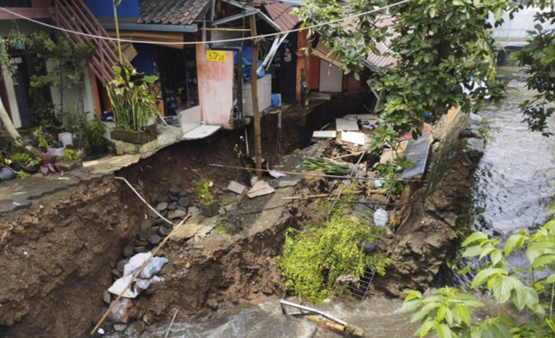 Tanggul Sungai Citepus Bandung Roboh, 52 Orang Mengungsi