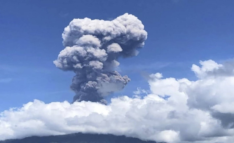 4 Kali Erupsi, Gunung Raung Muntahkan Abu Vulkanik Setinggi 2 Km