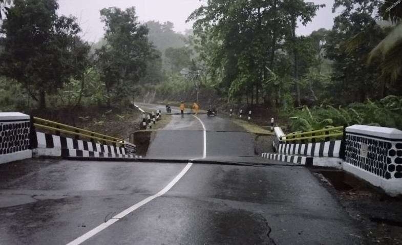 Hujan Deras Bikin Jembatan di Cisantri Ambruk